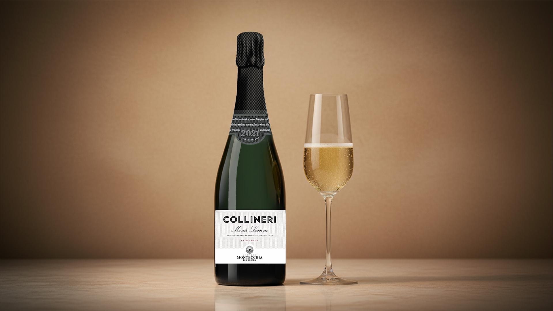 Collineri Monti Lessini-flaska med ett glas mousserande vin