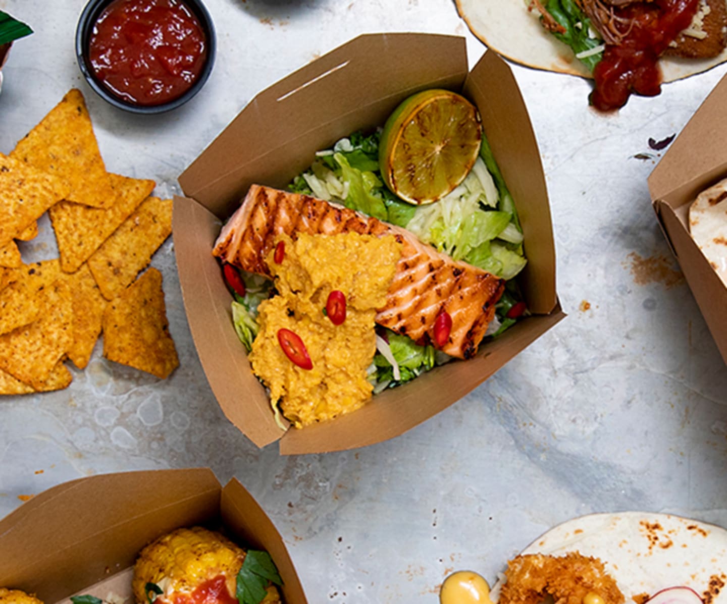 Grillad lax, lime-kålsallad och rostad majsröra